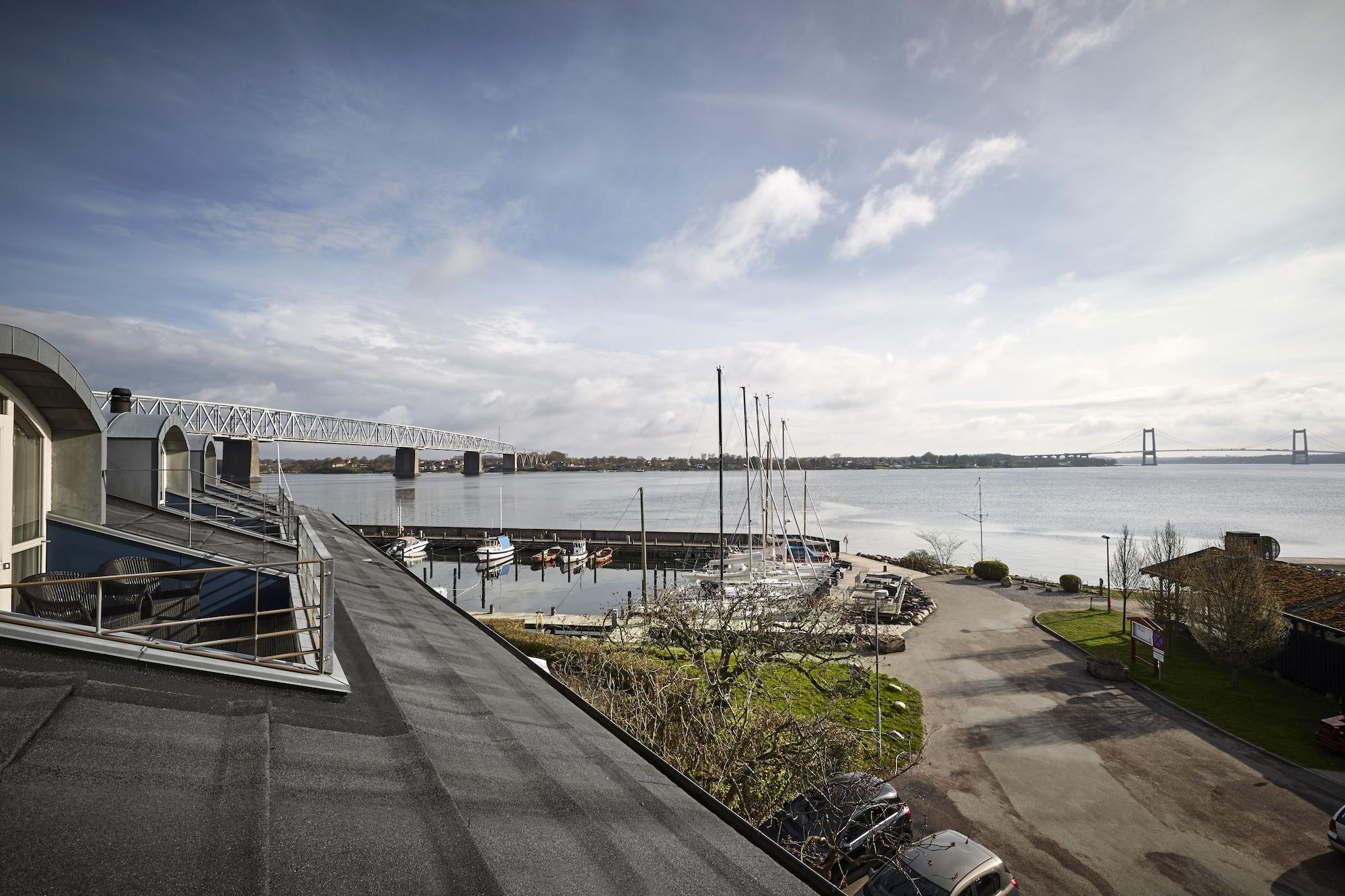 Hotel Comwell Kongebrogaarden à Middelfart Extérieur photo